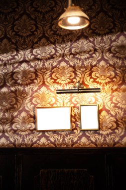Duvar kadar boş çerçeveler ve yazı tahtaları pub iç - alay, billboard, reklam alanı kapalı