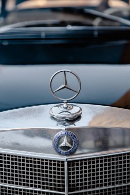 Riga, Letonya - 19 Ocak 2019: Güzel eski Mercedes 200 - 1967 Vintage araba - Benz yıldız portre
