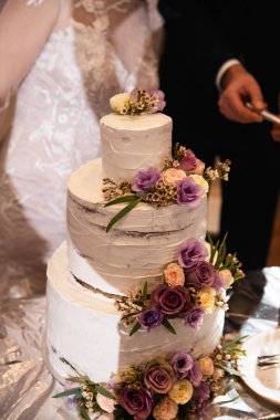 Gerçek bir resepsiyon ve sonunda parti - Closeup closeup düğün pastası