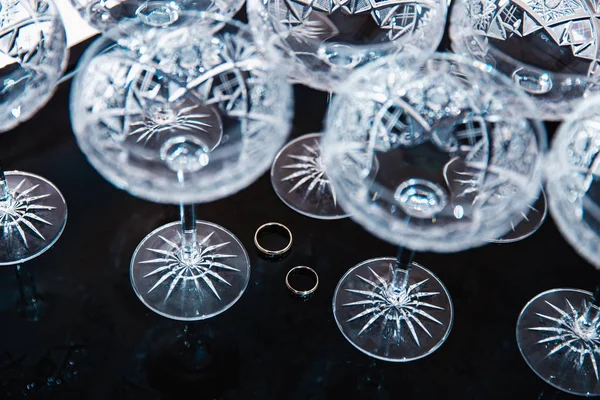 Suknie ślubne szczegóły Vintage - obrączki podczas Panna Młoda przygotowuje się przed ceremonią - kryształowe kieliszki do wina — Zdjęcie stockowe