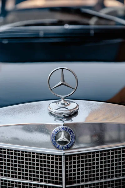 Ryga, Łotwa - 19 stycznia 2019: Piękny stary Mercedes 200 - Vintage car od 1967 - Benz gwiazda zbliżenie — Zdjęcie stockowe