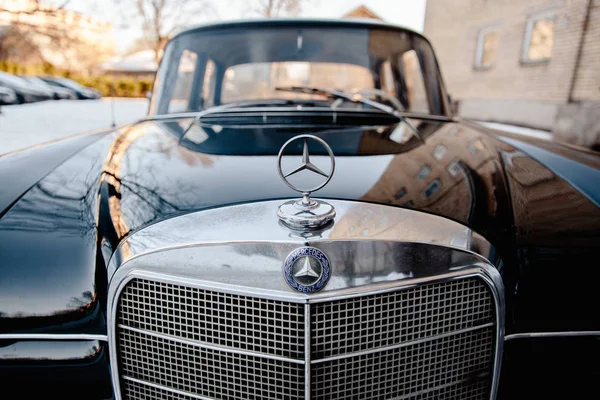 Ryga, Łotwa - 19 stycznia 2019: Piękny stary Mercedes 200 - Vintage car od 1967 - Benz gwiazda zbliżenie — Zdjęcie stockowe