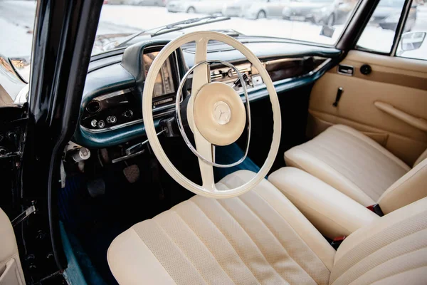 RIGA, LATVIA - JANUARY 19, 2019: Beautiful old Mercedes 200 - Vintage car from 1967 - Benz star closeup — Stock Photo, Image