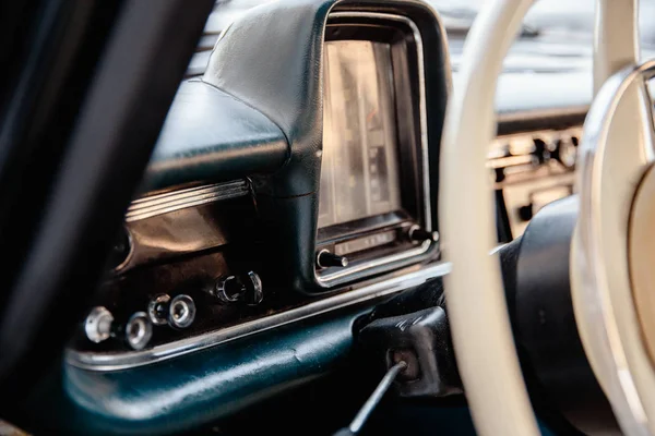 Imagem retro estilo de um carro antigo rádio e painel dentro de um carro clássico — Fotografia de Stock