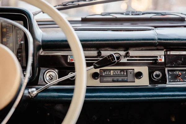 Image de style rétro d'une vieille radio de voiture et tableau de bord à l'intérieur d'une voiture classique — Photo