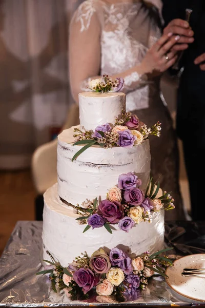 Gâteau de mariage gros plan à une réception réelle et la fin de la fête - Gros plan — Photo