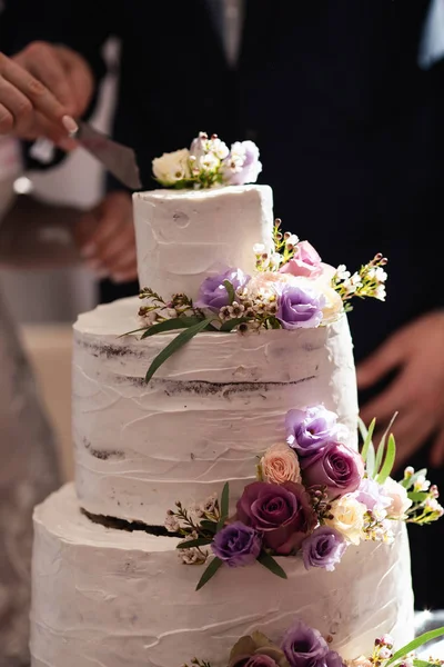 Gerçek bir resepsiyon ve sonunda parti - Closeup closeup düğün pastası — Stok fotoğraf