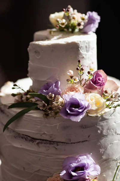Свадебный торт крупным планом на настоящем приеме и в конце вечеринки - Крупный план — стоковое фото