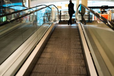 Bulanık arka planda yürüyen merdiven hareket kişi acele