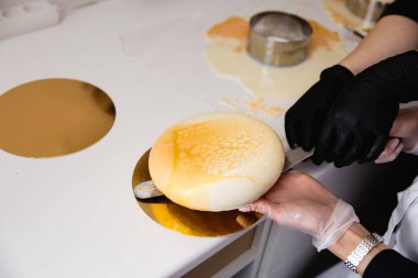 Mousse yoğurt kek. Kızlar aşçı ve creat çizimi Mus kek üzerine. Donmuş ayna kek üzerine krema. Mutfak başyapıtları