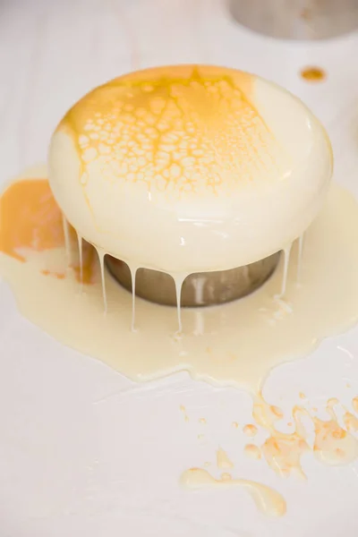 Torta allo yogurt alla mousse. Un disegno di mousse sulla torta. Specchio congelato ciliegina sulla torta. Capolavori culinari — Foto Stock