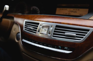 Riga, Letonya - 28 Ağustos 2018: Mercedes-Benz S sınıfı W221. Editoryal fotoğraf - iç Biege'e