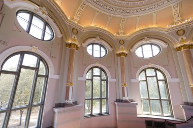 Riga, Letonya - 28 Ağustos 2018: Büyük kat tavan pencereleri Letonya Ulusal Sanat Müzesi