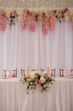 Resepsiyon - ihale pembe ve beyaz renk - Zephyr ve hatmi ayrıntıları sırasında Kur dekorasyon düğün