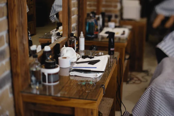 Herramientas de peluquería o afeitadora vintage en una mesa de madera en una barbería — Foto de Stock