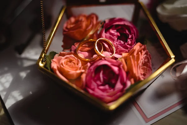 Закрытие настоящих цветов на свадьбе - стеклянная шкатулка для обручальных колец — стоковое фото