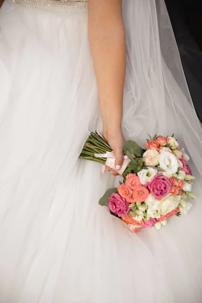 Bouquet de fleurs de mariage dans la main des mariées - Mariée en robe de mariée — Photo