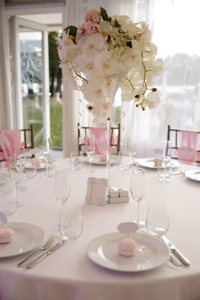 Lege advertentie ruimte frame teken - bruiloft Setup decoratie tijdens receptie - zacht roze en witte kleur - Zephyr en marshmallow details — Stockfoto