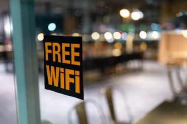 Pencerenin bir kafede güzel 1.4 diyafram bokeh ile ücretsiz Wi-fi sembolü