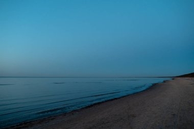 Baltık Devletleri - canlı şaşırtıcı günbatımı güneş tarafından deniz horizon ile alacakaranlıkta aydınlatır
