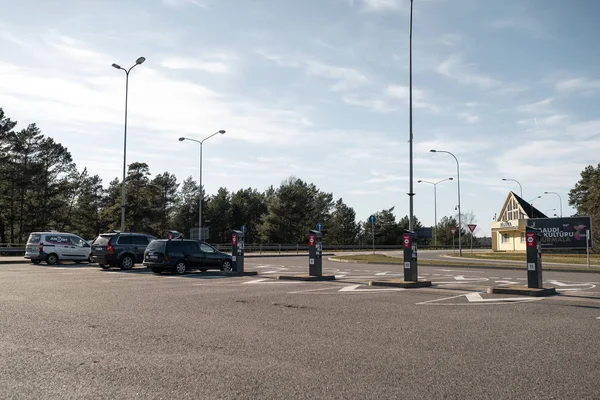 JURMALA, LATVIA - ABRIL 2, 2019: As pessoas estão pagando 2 EUR para entrar na cidade — Fotografia de Stock