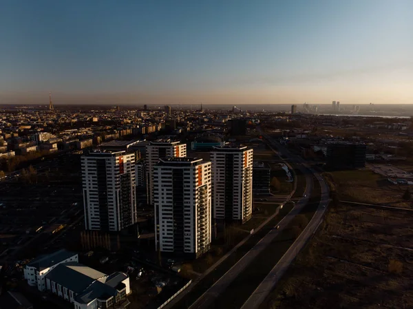 Paisagem dramática aérea por do sol com vista para os arranha-céus em Riga, Letónia - O centro da Cidade Velha é visível ao fundo — Fotografia de Stock