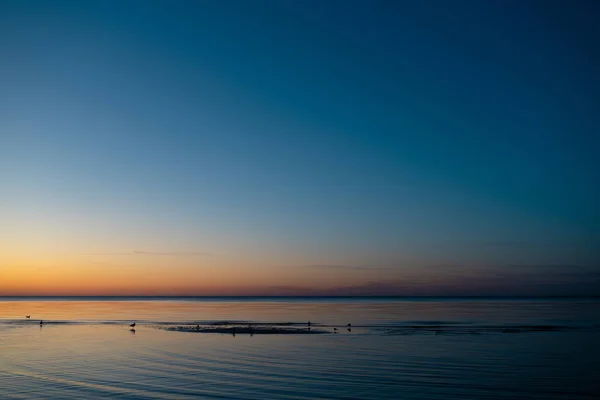 Vivido tramonto stupefacente negli Stati baltici - Crepuscolo nel mare con orizzonte illumina dal sole — Foto Stock