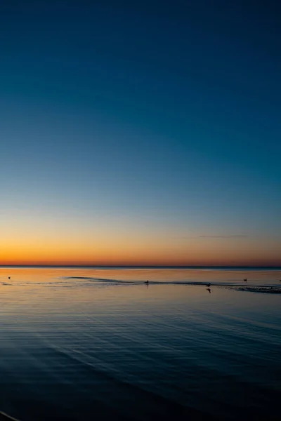 Vivido tramonto stupefacente negli Stati baltici - Crepuscolo nel mare con orizzonte illumina dal sole — Foto Stock