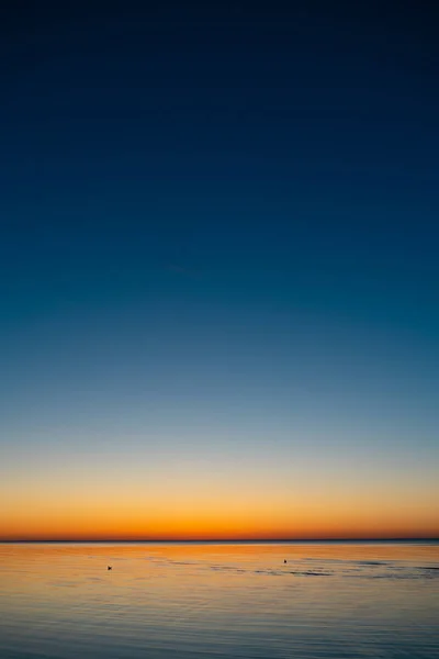 Vivid increíble puesta de sol en los Estados Bálticos - Atardecer en el mar con horizonte se ilumina por el sol — Foto de Stock