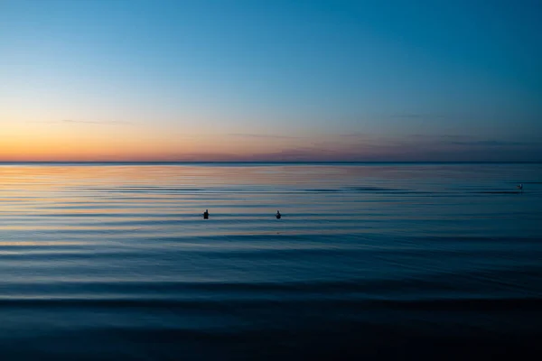 Vivido tramonto stupefacente negli Stati baltici - Crepuscolo nel mare con orizzonte illumina dal sole — Foto Stock