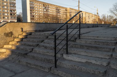 Riga, Letonya eski bir Sovyet bölgesinde beton yapılmış eski çürüme merdivenleri