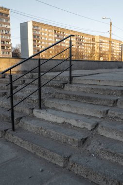 Riga, Letonya eski bir Sovyet bölgesinde beton yapılmış eski çürüme merdivenleri