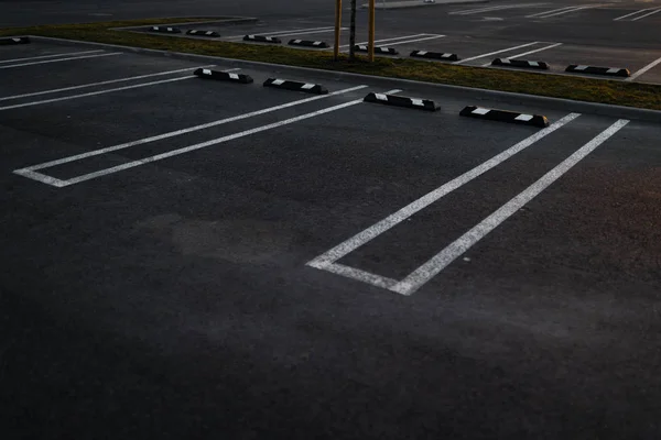 Estacionamento vazio durante o pôr-do-sol da Hora Dourada em um popular centro comercial típico — Fotografia de Stock