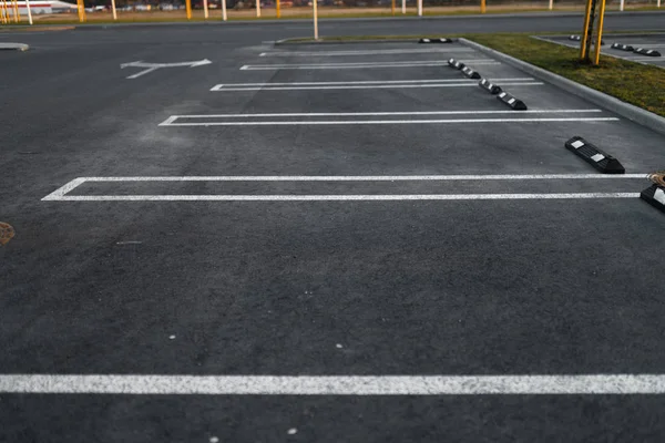 Popüler tipik bir alışveriş merkezinde altın saat günbatımı sırasında boş otopark