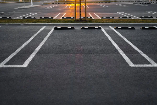 Popüler tipik bir alışveriş merkezinde altın saat günbatımı sırasında boş otopark