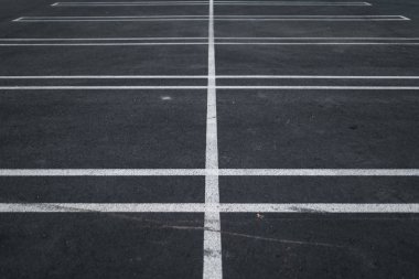 Popüler tipik bir alışveriş merkezinde altın saat günbatımı sırasında boş otopark