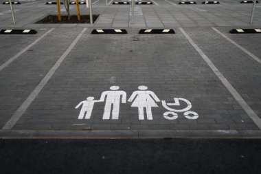 Aile özel işareti-popüler tipik bir alışveriş merkezinde altın saat günbatımı sırasında boş otopark