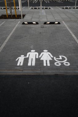 Aile özel işareti-popüler tipik bir alışveriş merkezinde altın saat günbatımı sırasında boş otopark