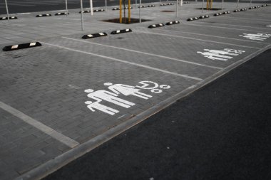 Aile özel işareti-popüler tipik bir alışveriş merkezinde altın saat günbatımı sırasında boş otopark