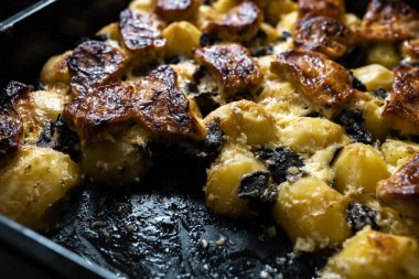 Domuz eti ve mantar ile ev pişmiş patates-gerçek çiftçi gıda ve ormandan mal