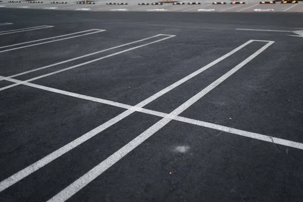 Estacionamientos vacíos durante la puesta de sol de la Hora Dorada en un popular centro comercial típico — Foto de Stock