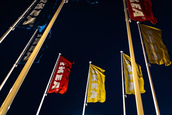 Riga, Letonya-3 Nisan 2019: IKEA bayrakları karanlık akşam ve rüzgar sırasında-arka planda mavi gökyüzü