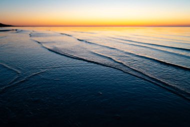 Baltık Devletleri - canlı şaşırtıcı günbatımı güneş tarafından deniz horizon ile alacakaranlıkta aydınlatır