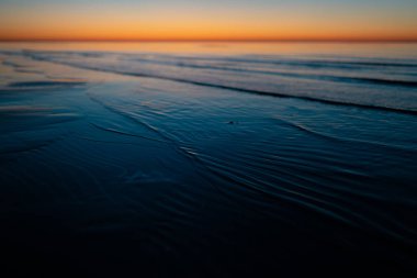 Baltık Devletleri - canlı şaşırtıcı günbatımı güneş tarafından deniz horizon ile alacakaranlıkta aydınlatır