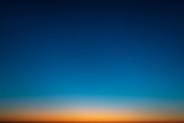 Baltık Devletleri - canlı şaşırtıcı günbatımı güneş tarafından deniz horizon ile alacakaranlıkta aydınlatır