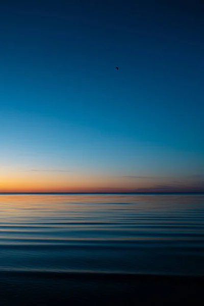 Vivid increíble puesta de sol en los Estados Bálticos - Atardecer en el mar con horizonte se ilumina por el sol —  Fotos de Stock