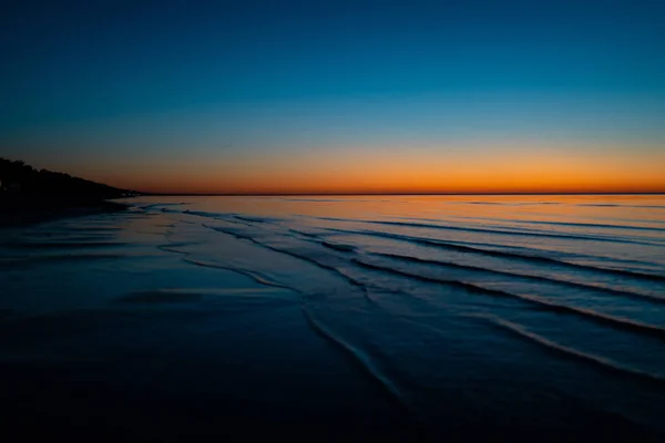 Żywe niesamowity zachód słońca w krajach bałtyckich - zmierzchu w morzu z horyzontem świeci słońce — Zdjęcie stockowe