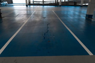 Ücretsiz boş park yeri alan bir alışveriş merkezi çok hikaye araba park