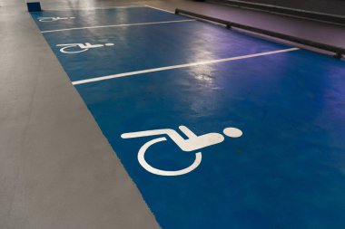 Devre dışı işaret - ücretsiz boş park yeri alan bir alışveriş merkezi çok hikaye araba park