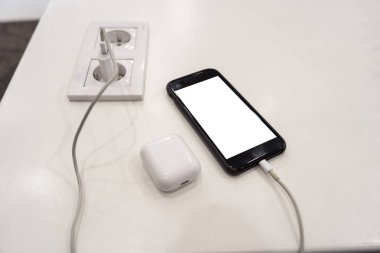 Billboard ve boş ekran telefon ile ücretsiz kullanımı gerçek hayat alanı reklam ve metin - alay kopyalayın.